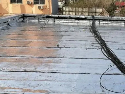 绥中卫生间漏水维修公司分享下绥中屋面楼顶防水刚性防水层施工要点。